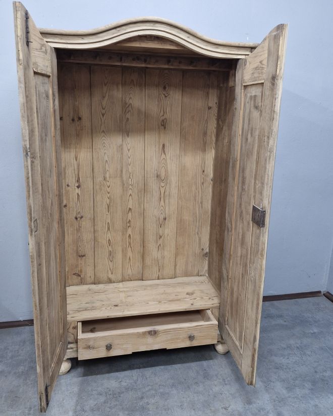 #dębowaszafa #szafaludwikowska #stylludwikowski #antyk #antykizduszą #mebleantyczne #meblezlitegodedrewna #dąb #naturalnedrewno #meblezhistorią #dolnyśląsk #vintagemeble #classicinterior #wnętrzazklasą #ponadczasowaelegancja #rzemiosłotradycyjne #renowacja