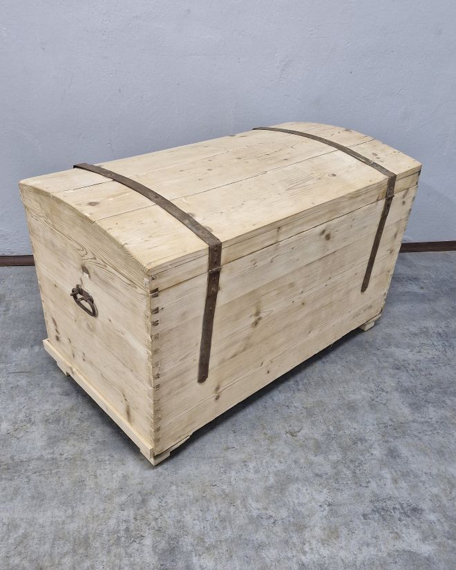 #antyki #starykufer #kuferdrewniany #meblezduszą #vintagehome #oldfurniture #dolnyslask #drewnonaturalne #rusticdecor #interiorinspiration #antiquefurniture #slowdesign