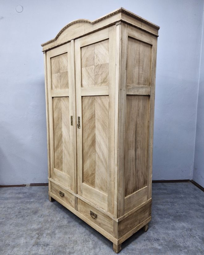 #antyki #antyk #antiquefurniture #staremble #meblezduszą #szafadębowa #szafaludwikowska #ludwikowski #dębowemeble #drewnianemeble #naturalnedrewno #oldfurniture #vintagefurniture #vintagehome #interiorvintage #antykidodomu #unikatowemeble #meblezcharaktere