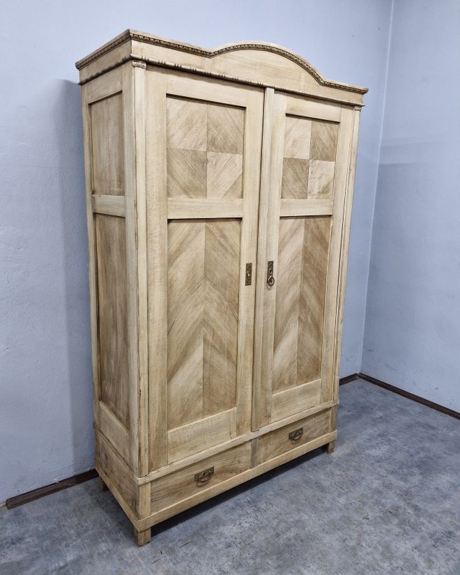 #antyki #antyk #antiquefurniture #staremble #meblezduszą #szafadębowa #szafaludwikowska #ludwikowski #dębowemeble #drewnianemeble #naturalnedrewno #oldfurniture #vintagefurniture #vintagehome #interiorvintage #antykidodomu #unikatowemeble #meblezcharaktere