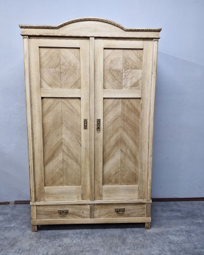 #antyki #antyk #antiquefurniture #staremble #meblezduszą #szafadębowa #szafaludwikowska #ludwikowski #dębowemeble #drewnianemeble #naturalnedrewno #oldfurniture #vintagefurniture #vintagehome #interiorvintage #antykidodomu #unikatowemeble #meblezcharaktere