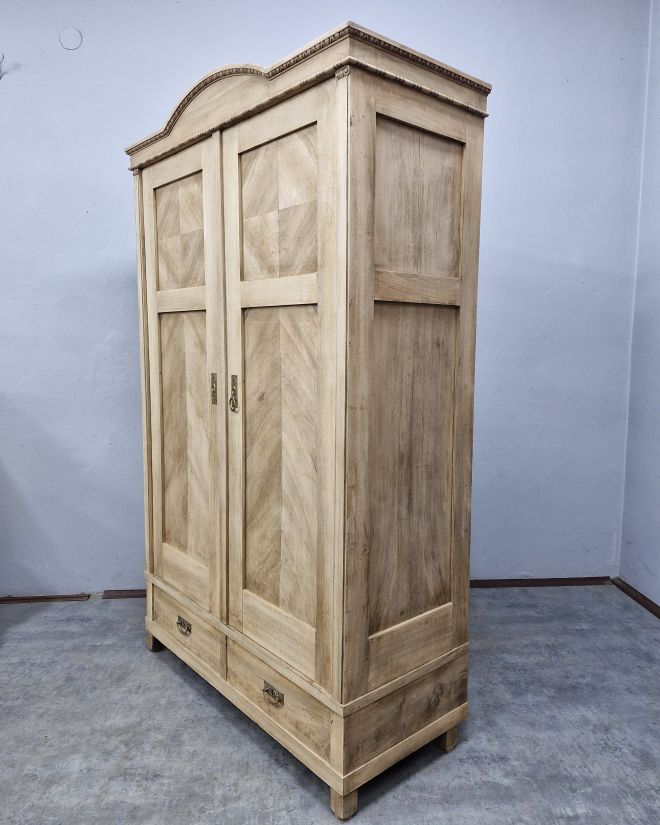 #antyki #antyk #antiquefurniture #staremble #meblezduszą #szafadębowa #szafaludwikowska #ludwikowski #dębowemeble #drewnianemeble #naturalnedrewno #oldfurniture #vintagefurniture #vintagehome #interiorvintage #antykidodomu #unikatowemeble #meblezcharaktere