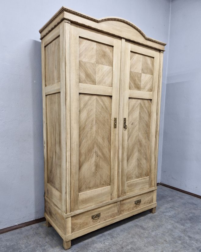 #antyki #antyk #antiquefurniture #staremble #meblezduszą #szafadębowa #szafaludwikowska #ludwikowski #dębowemeble #drewnianemeble #naturalnedrewno #oldfurniture #vintagefurniture #vintagehome #interiorvintage #antykidodomu #unikatowemeble #meblezcharaktere