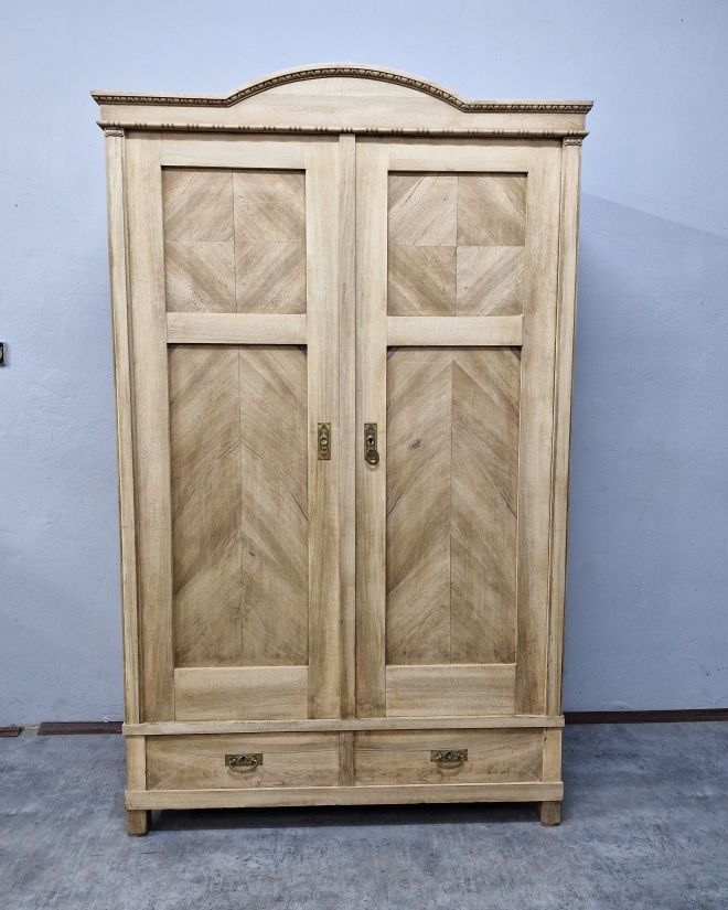 #antyki #antyk #antiquefurniture #staremble #meblezduszą #szafadębowa #szafaludwikowska #ludwikowski #dębowemeble #drewnianemeble #naturalnedrewno #oldfurniture #vintagefurniture #vintagehome #interiorvintage #antykidodomu #unikatowemeble #meblezcharaktere