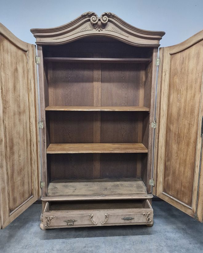 #antyki #mebleantyczne #antiquefurniture #vintagehome #wnetrzazklasa #stylklasyczny #staredrewno #mebledrewniane #unikatowemeble #rustykalnie #homedecor #interiorinspo #polskiewnetrza #dolnyslask #oldfurniture #vintagestyle #timelessdesign #szafa #dekoracj