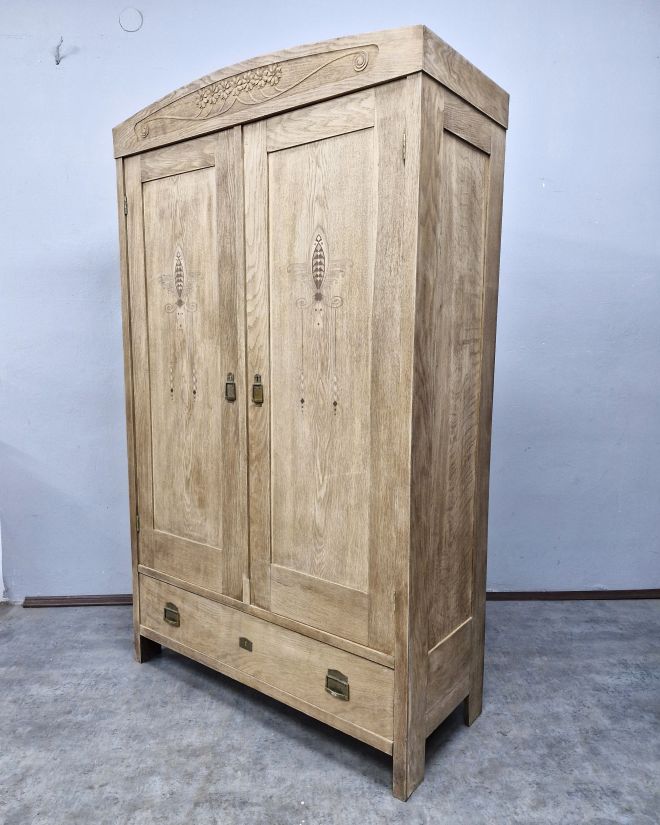 #szafa #szafadębowa #mebledębowe #meblevintage #stylrustykalny #antyki #renowacjamebli #drewnianaszafa #vintagestyle #rusticdecor #mebledrewniane #intarsja #handmadefurniture #wnętrzazcharakterem #staredrewno #vintagehome #rustykalnewnętrza #meblezDuszą #d