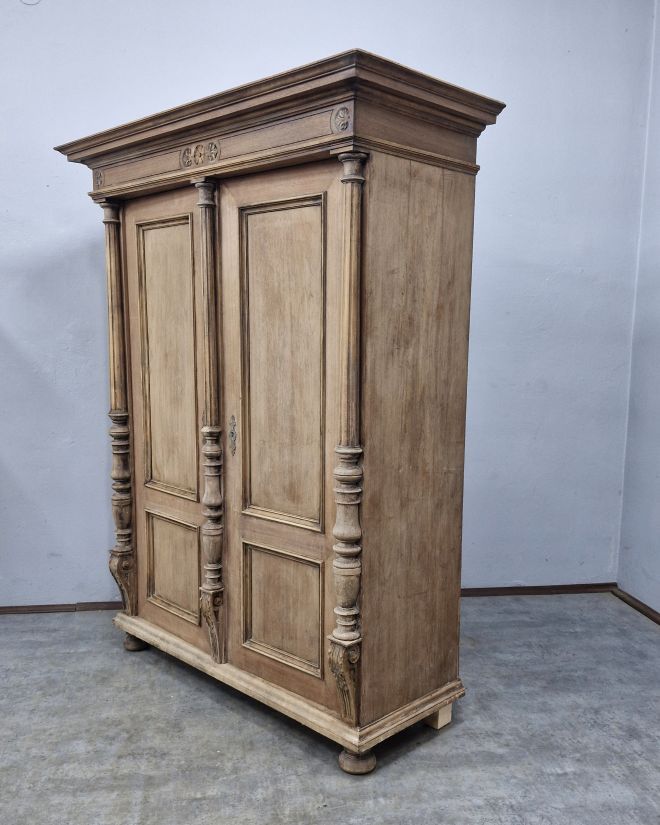 #meblezducha #antyk #szafaeklektyczna #drewnoorzechowe #renowacjamebli #vintagedecor #meblezhistoria #homedecor #interiordesign #stylowewnetrze #antykimarki