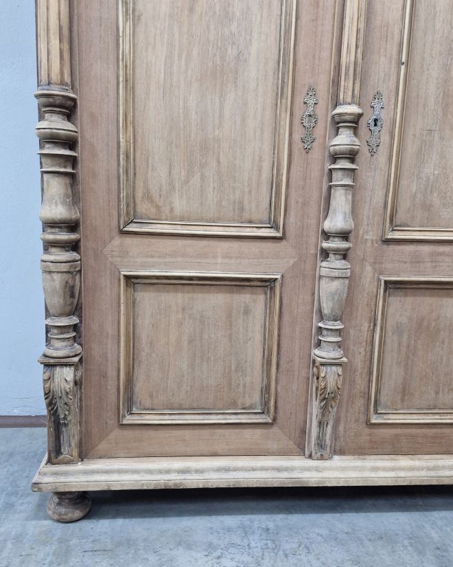 #meblezducha #antyk #szafaeklektyczna #drewnoorzechowe #renowacjamebli #vintagedecor #meblezhistoria #homedecor #interiordesign #stylowewnetrze #antykimarki