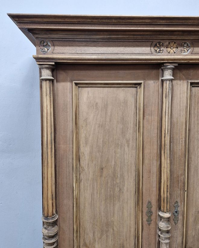 #meblezducha #antyk #szafaeklektyczna #drewnoorzechowe #renowacjamebli #vintagedecor #meblezhistoria #homedecor #interiordesign #stylowewnetrze #antykimarki