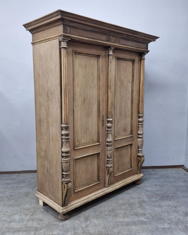 #meblezducha #antyk #szafaeklektyczna #drewnoorzechowe #renowacjamebli #vintagedecor #meblezhistoria #homedecor #interiordesign #stylowewnetrze #antykimarki