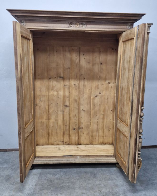 #meblezducha #antyk #szafaeklektyczna #drewnoorzechowe #renowacjamebli #vintagedecor #meblezhistoria #homedecor #interiordesign #stylowewnetrze #antykimarki