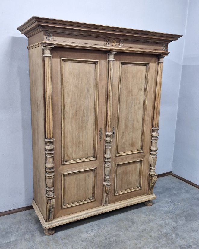 #meblezducha #antyk #szafaeklektyczna #drewnoorzechowe #renowacjamebli #vintagedecor #meblezhistoria #homedecor #interiordesign #stylowewnetrze #antykimarki
