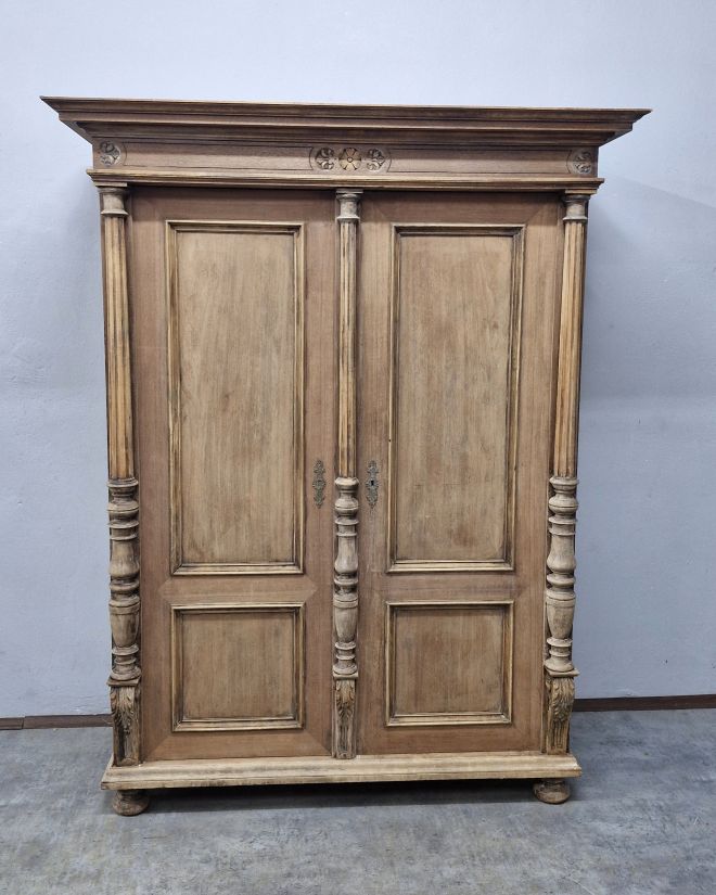 #meblezducha #antyk #szafaeklektyczna #drewnoorzechowe #renowacjamebli #vintagedecor #meblezhistoria #homedecor #interiordesign #stylowewnetrze #antykimarki