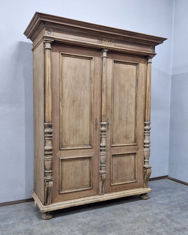 #meblezducha #antyk #szafaeklektyczna #drewnoorzechowe #renowacjamebli #vintagedecor #meblezhistoria #homedecor #interiordesign #stylowewnetrze #antykimarki