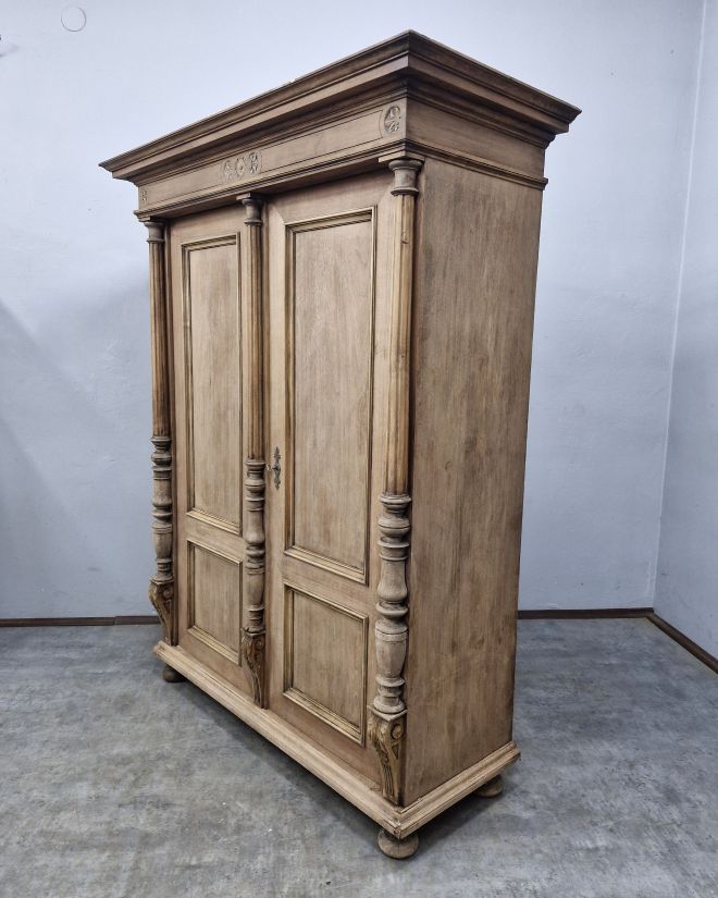 #meblezducha #antyk #szafaeklektyczna #drewnoorzechowe #renowacjamebli #vintagedecor #meblezhistoria #homedecor #interiordesign #stylowewnetrze #antykimarki