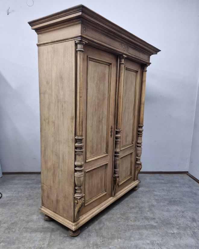#meblezducha #antyk #szafaeklektyczna #drewnoorzechowe #renowacjamebli #vintagedecor #meblezhistoria #homedecor #interiordesign #stylowewnetrze #antykimarki