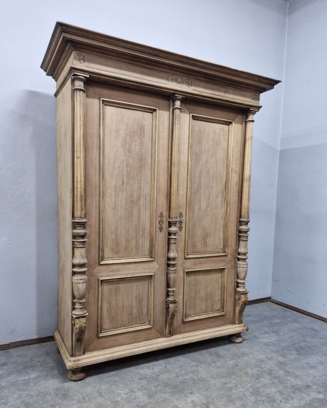 #meblezducha #antyk #szafaeklektyczna #drewnoorzechowe #renowacjamebli #vintagedecor #meblezhistoria #homedecor #interiordesign #stylowewnetrze #antykimarki