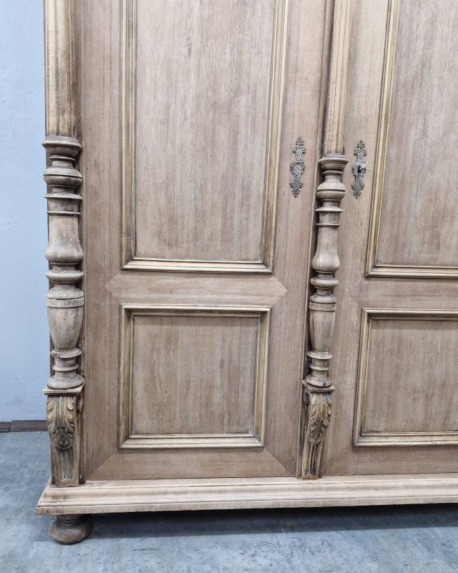 #meblezducha #antyk #szafaeklektyczna #drewnoorzechowe #renowacjamebli #vintagedecor #meblezhistoria #homedecor #interiordesign #stylowewnetrze #antykimarki