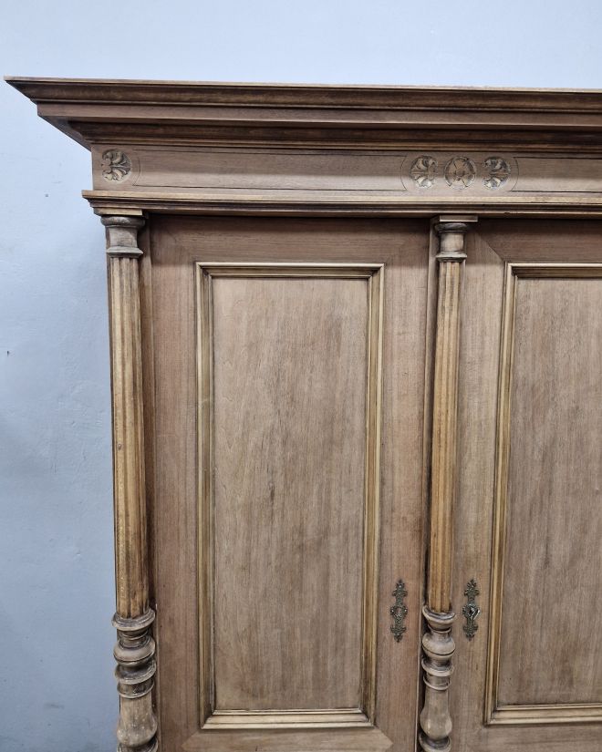 #meblezducha #antyk #szafaeklektyczna #drewnoorzechowe #renowacjamebli #vintagedecor #meblezhistoria #homedecor #interiordesign #stylowewnetrze #antykimarki