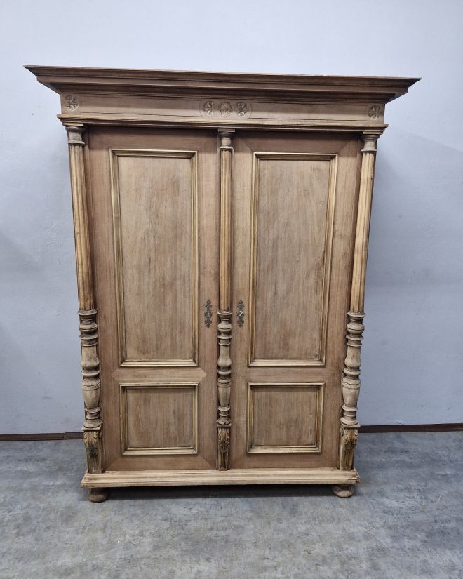 #meblezducha #antyk #szafaeklektyczna #drewnoorzechowe #renowacjamebli #vintagedecor #meblezhistoria #homedecor #interiordesign #stylowewnetrze #antykimarki