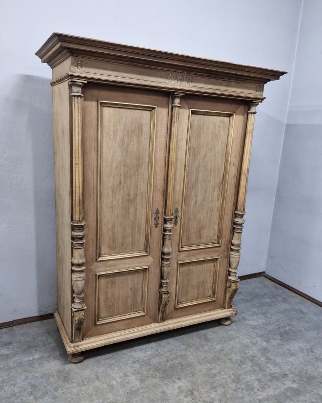 #meblezducha #antyk #szafaeklektyczna #drewnoorzechowe #renowacjamebli #vintagedecor #meblezhistoria #homedecor #interiordesign #stylowewnetrze #antykimarki