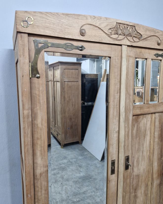 #szafasecesyjna #szafaorzechowa #meblestylowe #antyki #mebleantyczne #meblevintage #secesja #drewnianemeble #staremeble #renowacjamebli #meblezcharakterem #orzech #fazowanemlustro #vintagestyle #interiordesign