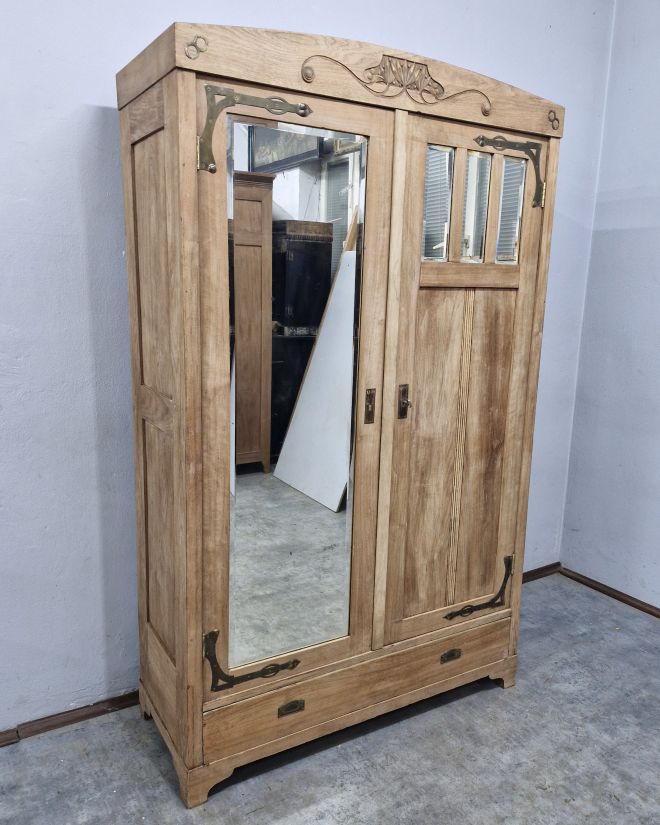 #szafasecesyjna #szafaorzechowa #meblestylowe #antyki #mebleantyczne #meblevintage #secesja #drewnianemeble #staremeble #renowacjamebli #meblezcharakterem #orzech #fazowanemlustro #vintagestyle #interiordesign