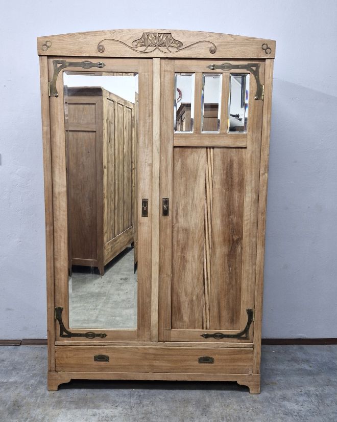 #szafasecesyjna #szafaorzechowa #meblestylowe #antyki #mebleantyczne #meblevintage #secesja #drewnianemeble #staremeble #renowacjamebli #meblezcharakterem #orzech #fazowanemlustro #vintagestyle #interiordesign
