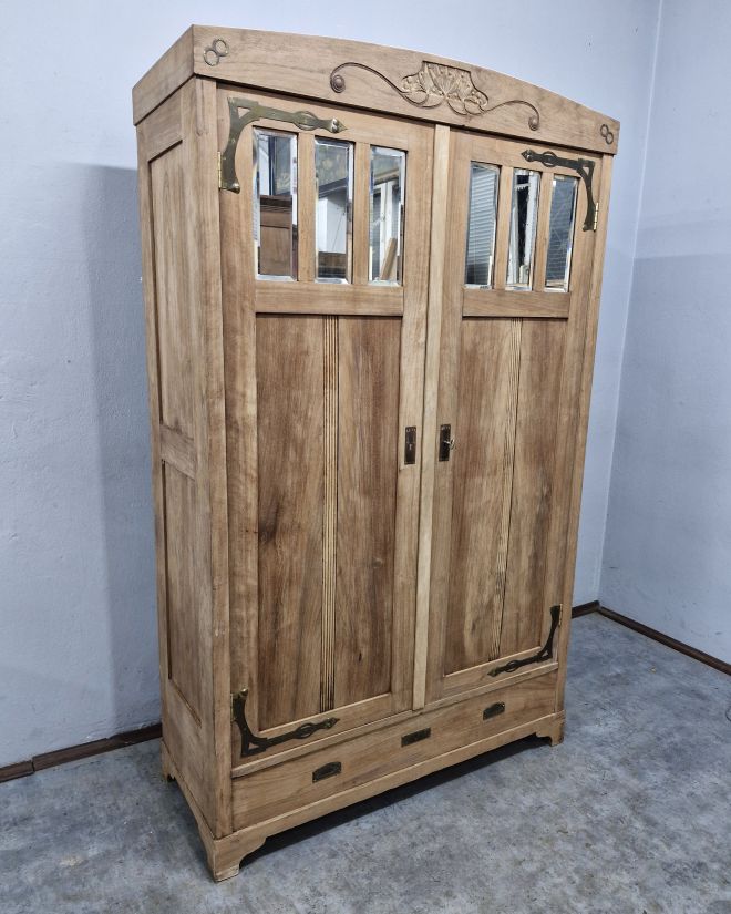 #szafasecesyjna #szafaorzechowa #mebleorzechowe #secesja #antyki #mebleantyczne #meblevintage #staremeble #snycerka #oryginalneokucia #fazowanemlustro #drewnianemeble #renowacjamebli #meblezcharakterem #vintageinterior