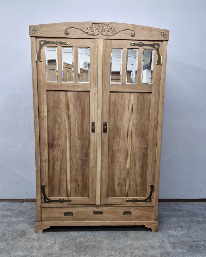 #szafasecesyjna #szafaorzechowa #mebleorzechowe #secesja #antyki #mebleantyczne #meblevintage #staremeble #snycerka #oryginalneokucia #fazowanemlustro #drewnianemeble #renowacjamebli #meblezcharakterem #vintageinterior