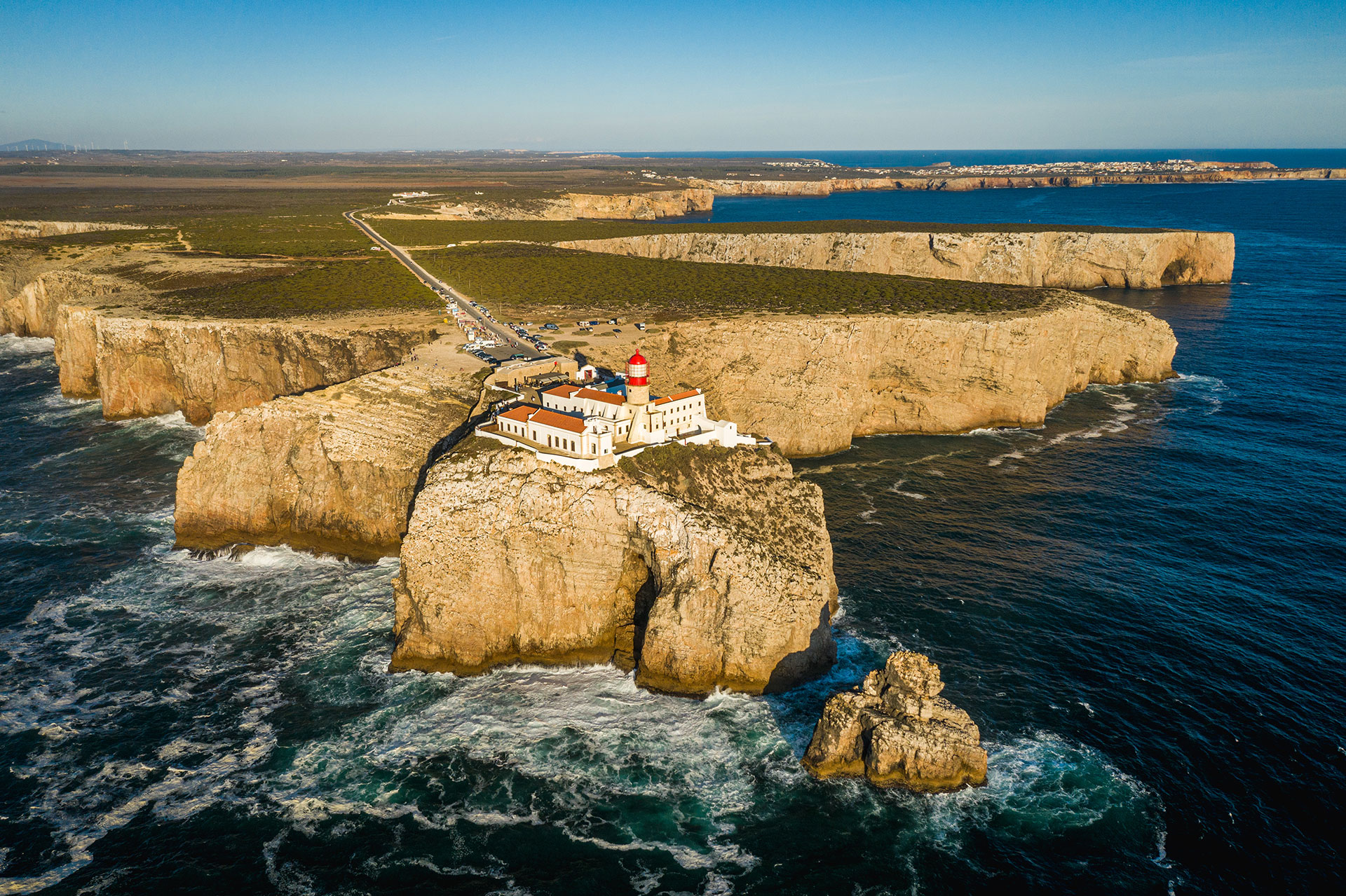 Striking clifftop view of the Farol do Cabo de São Vicente lighthouse