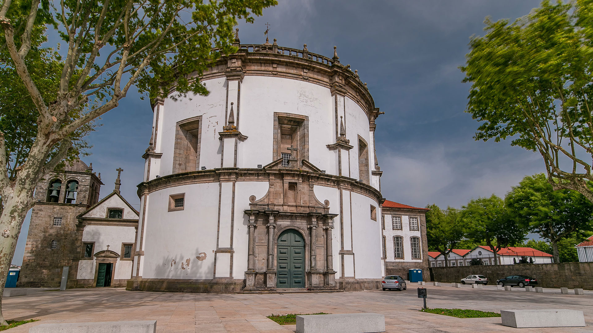 The hilltop Mosteiro da Serra do Pilar dates back to the 1500s, and is notable for its round church and cloister