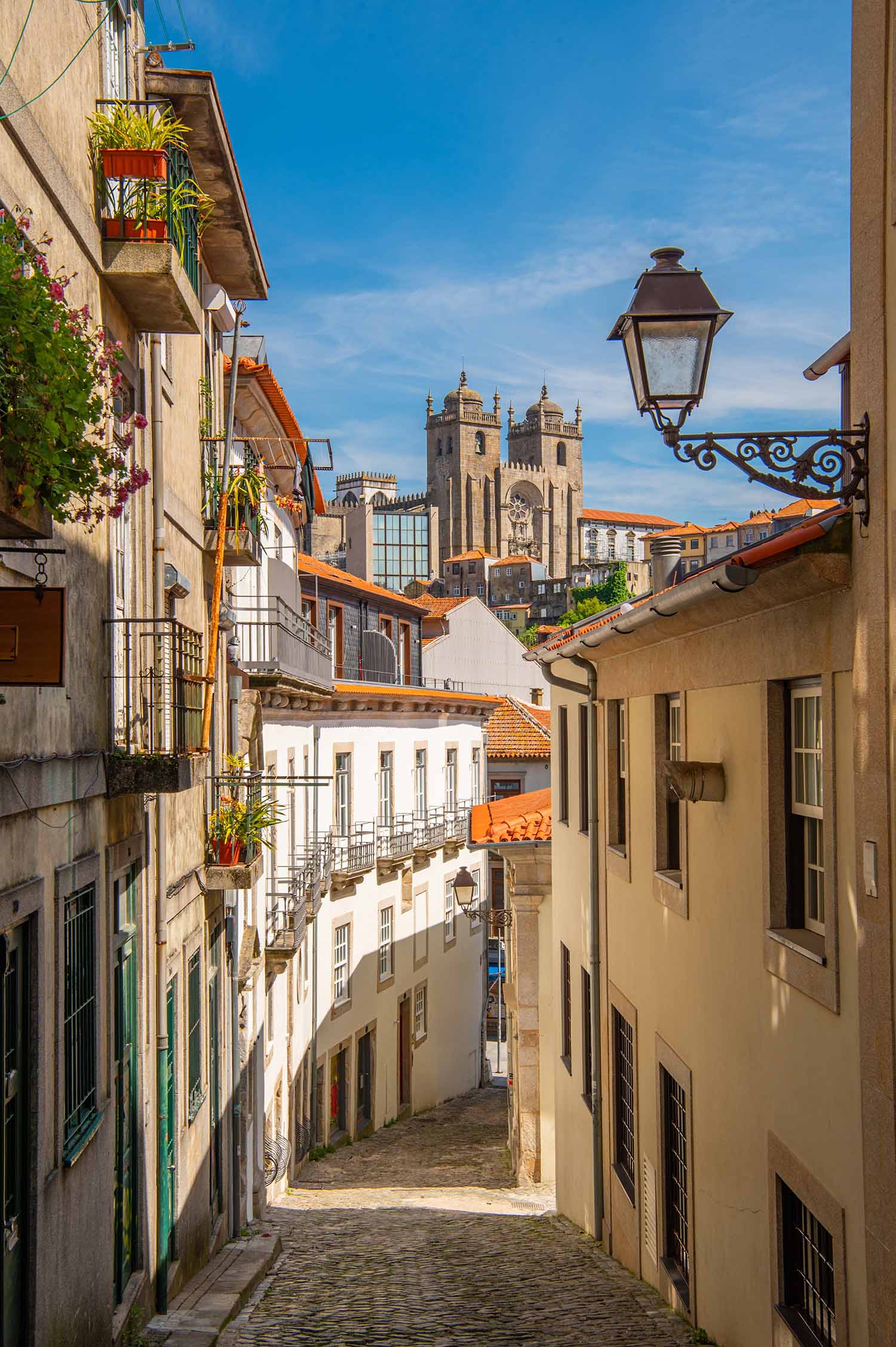 A quiet alleyway street in Baixa surrounded by traditional houses