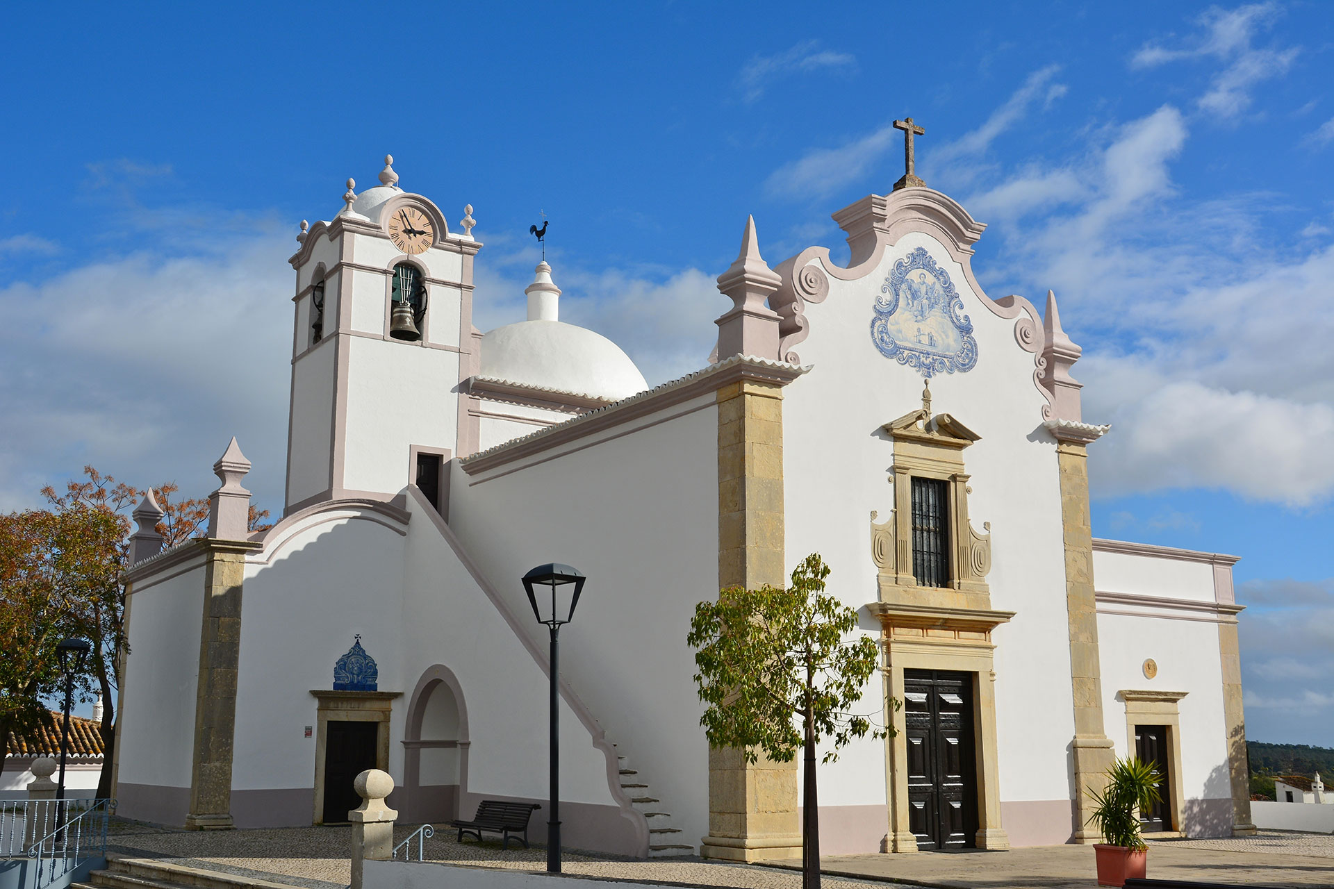 A traditional church in Almancil with classic Portuguese architecture