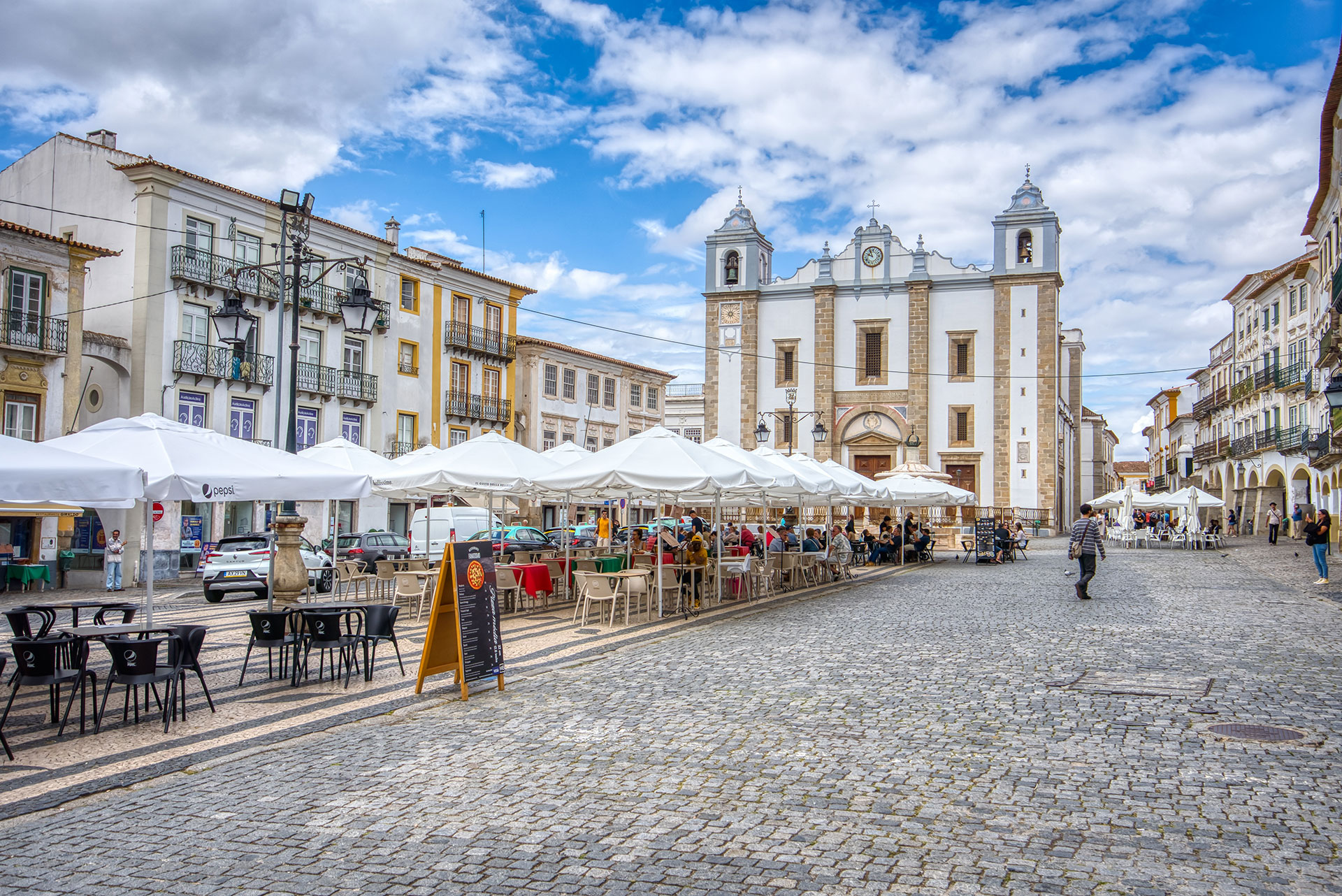 Cobbled streets and al fresco dining at Giraldo Square, located in the city centre