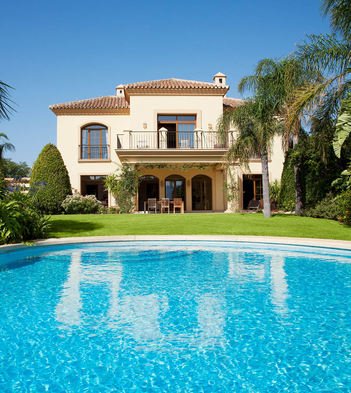 Luxury villa with pool in Portugal, ideal for real estate investors and expats
