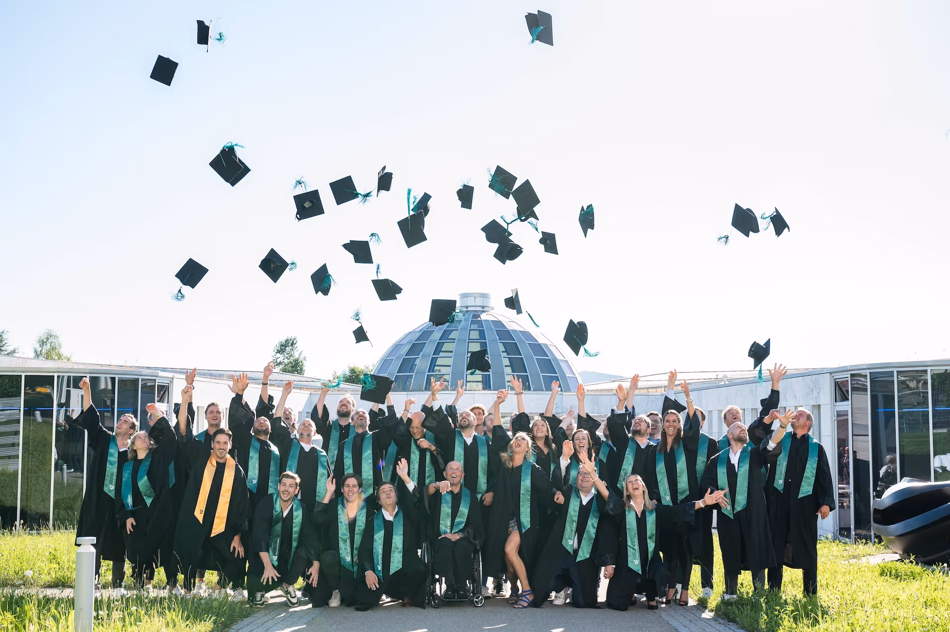Foto von feiernden Alumni des CAS Sportmanagements