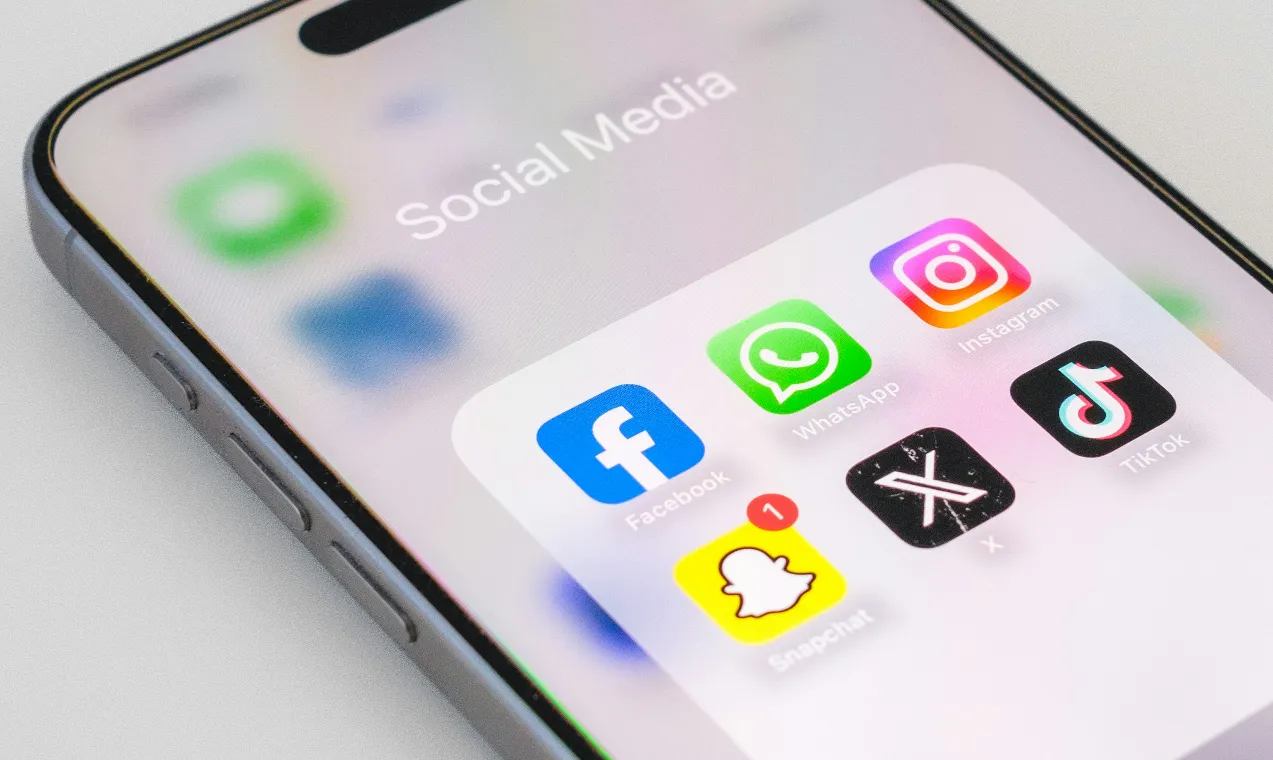 Un dossier Social Media sur l'écran d'un smartphone, réunissant Facebook, Instagram, TikTok, Snapchat et WhatsApp, les plateformes sur lesquelles se diffusent les campagnes