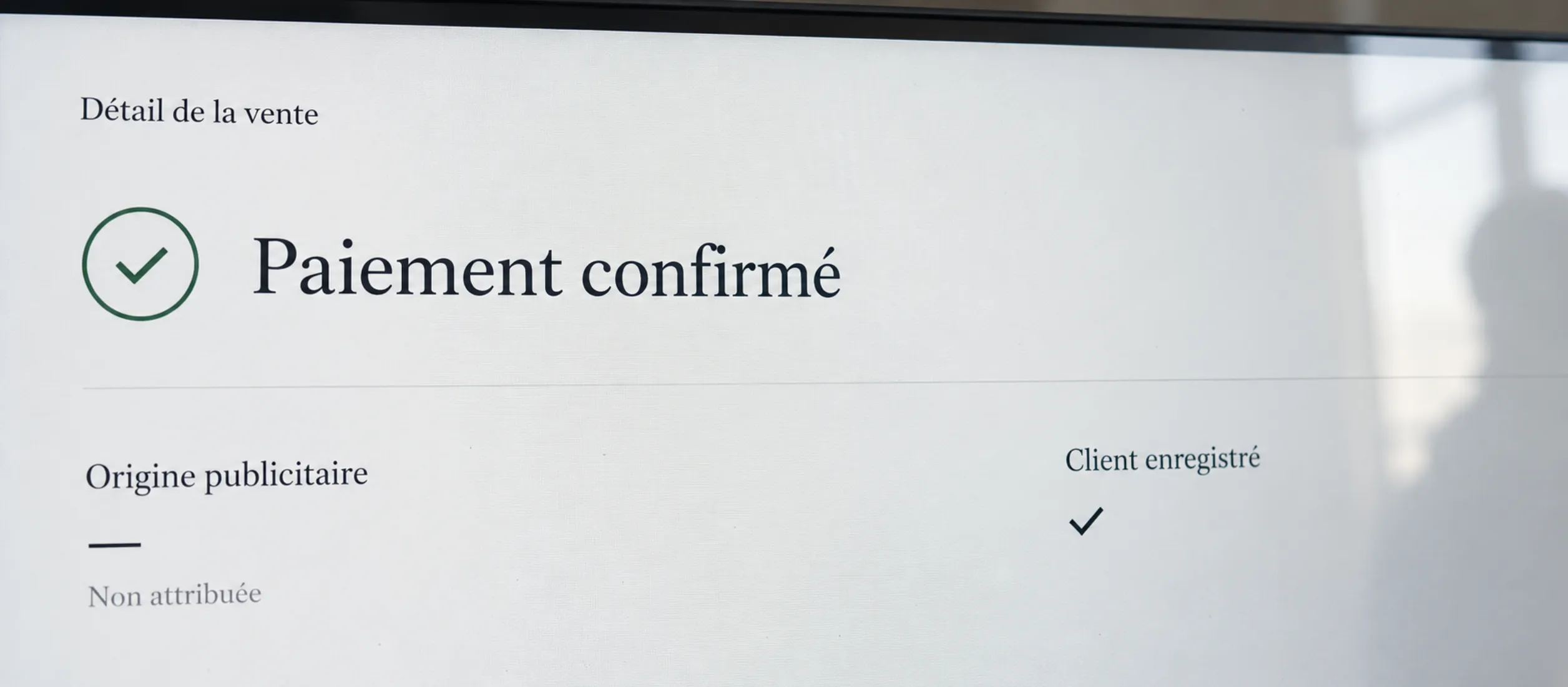 Écran d'un détail de vente, paiement confirmé et client enregistré, avec l'origine publicitaire marquée non attribuée : la conversion existe, le compte publicitaire ne la voit pas