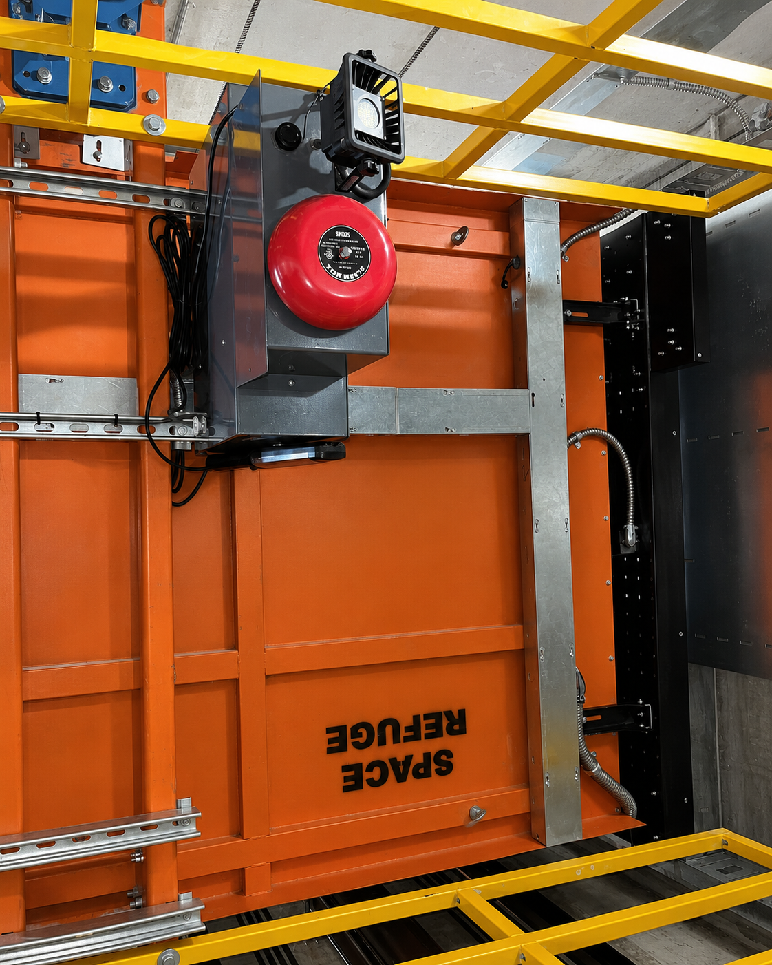 Elevator platform and alarm equipment installed inside the hoistway