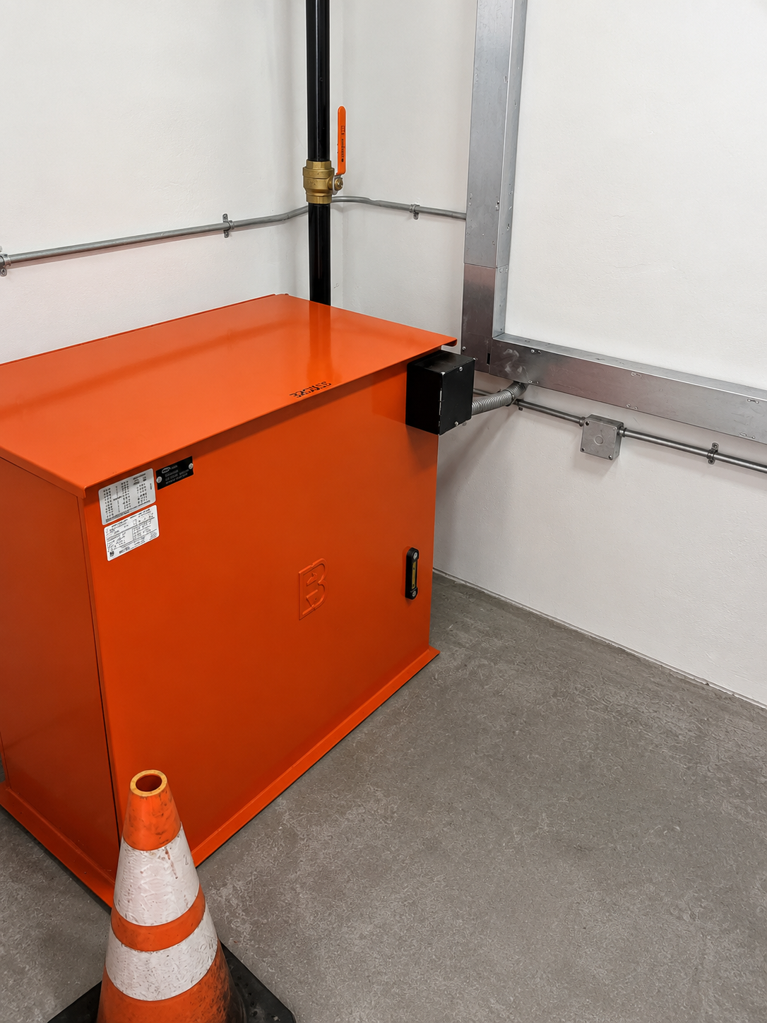 Villa Grande orange hydraulic power unit with the Brouss B logo