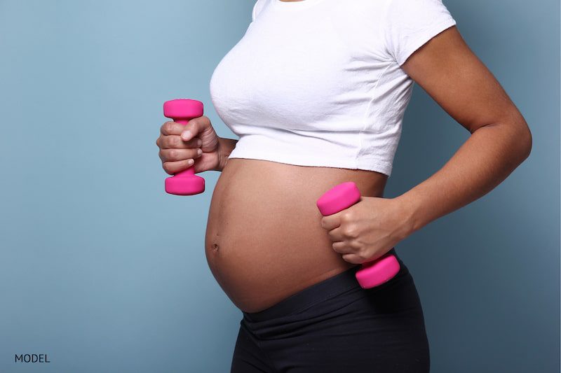 A pregnant woman maintaining her healthy lifestyle during pregnancy.