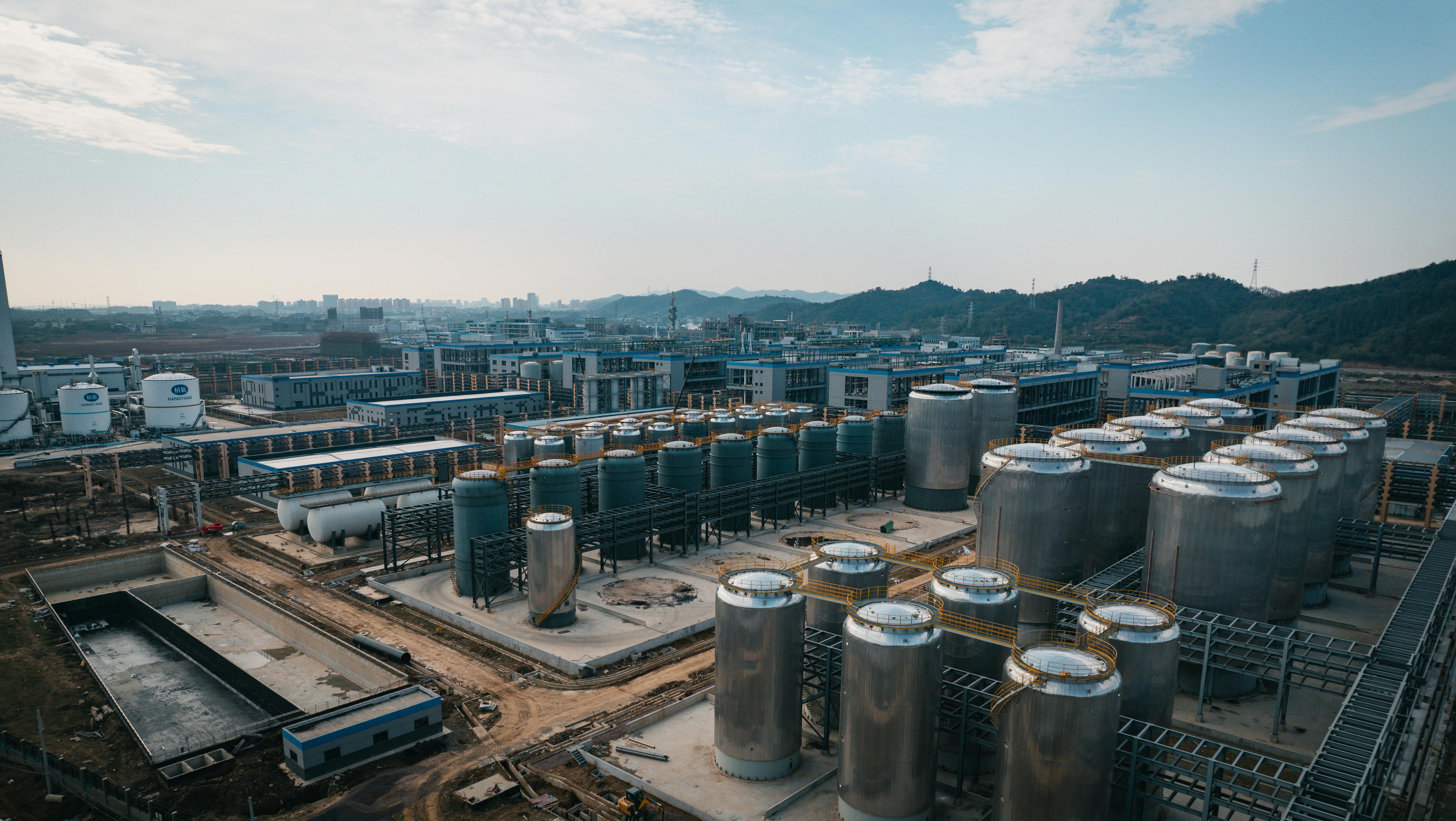 Industrial hydrogen energy concept showing heavy-duty truck, excavators, and an H2 storage tank at a worksite, illustrating how hydrogen solutions address operational energy risk in industrial sectors.