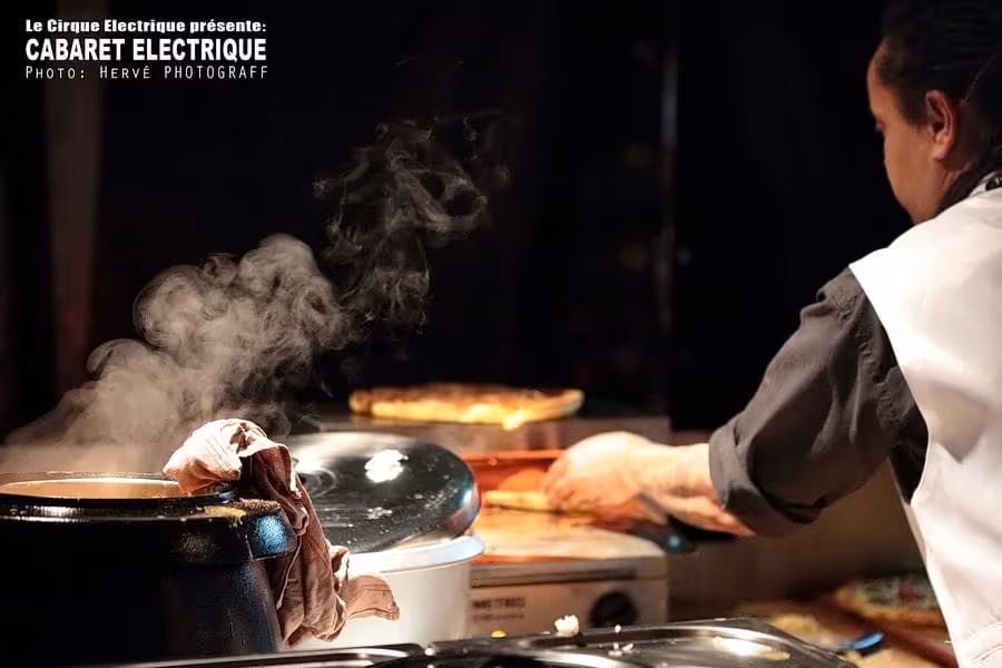 Verres de bière et de vin sur un bar animé du Cabaret Électrique.