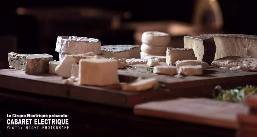 Plateau de fromages variés sur planche en bois au Cabaret Électrique.