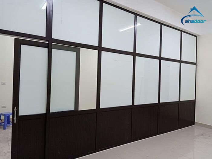 Thi công vách cửa nhôm xingfa kính mờ vách ngăn văn phòng