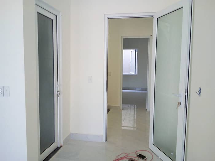 Mẫu cửa nhôm xingfa mở quay 1 cánh thông phòng hiện đại