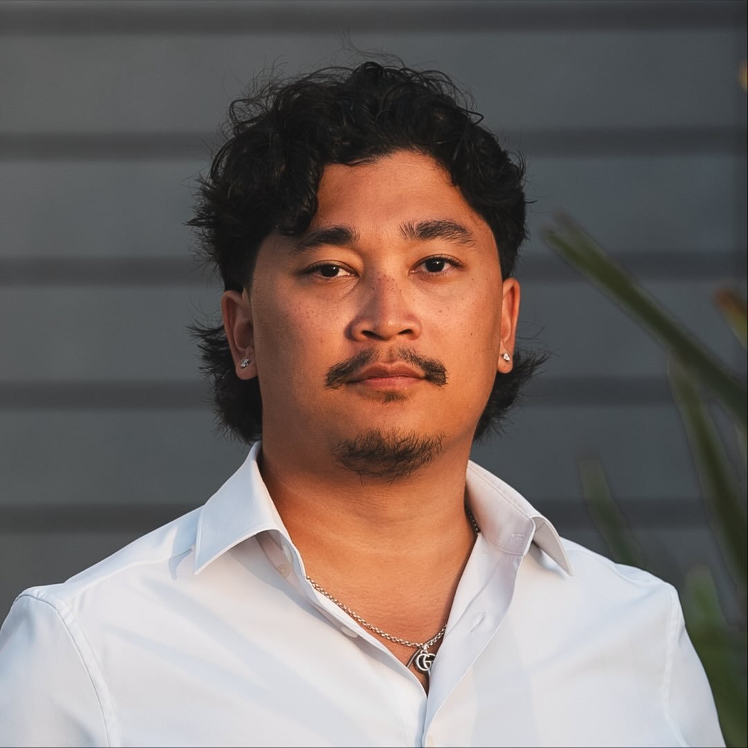 <subject>[headshot] image of customer (for a productivity tools business)</subject>