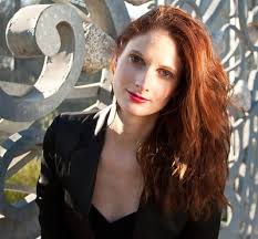 <subject>[headshot] image of customer (for a productivity tools business)</subject>