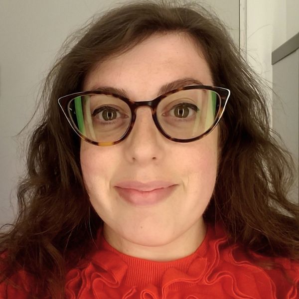 <subject>[headshot] image of customer (for a productivity tools business)</subject>